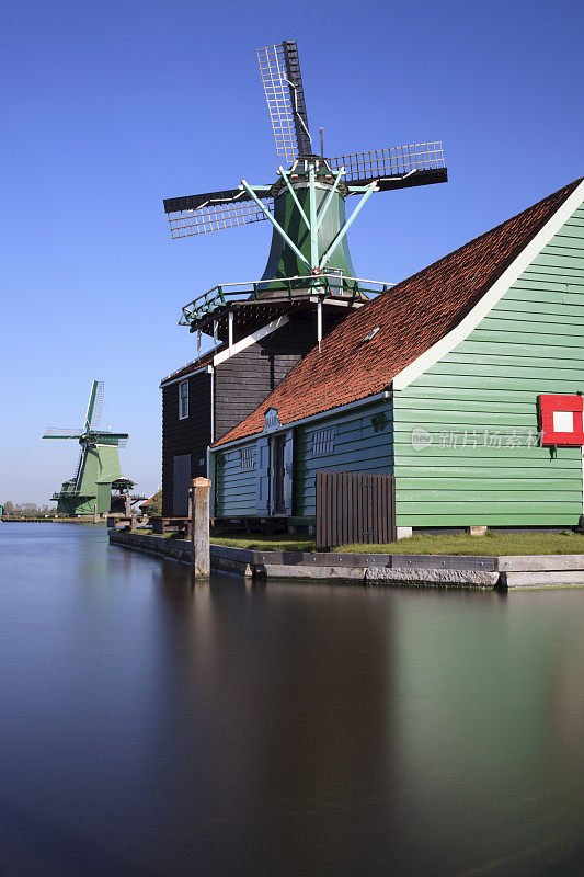 在Zaanse Schans的一排历史悠久的风车